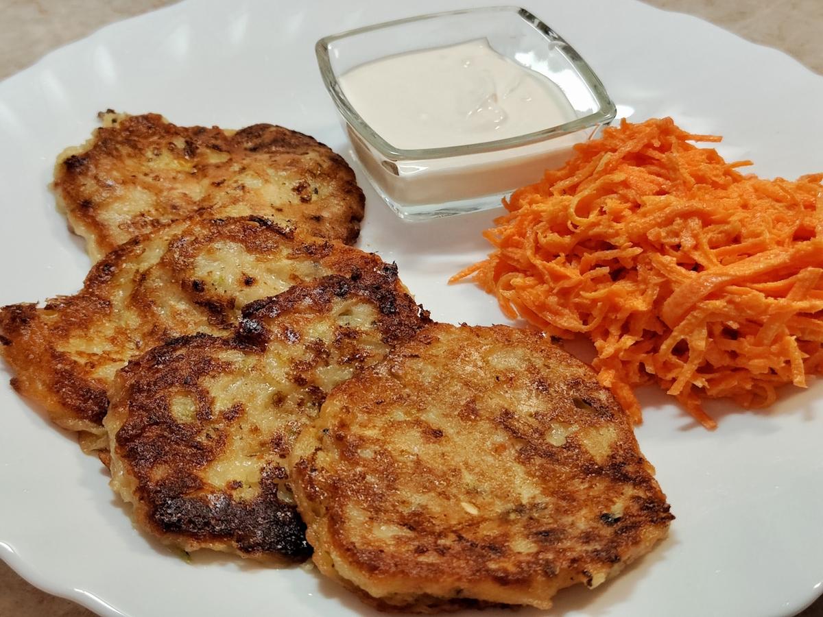 Кухонная машина с насадкой-овощерезкой