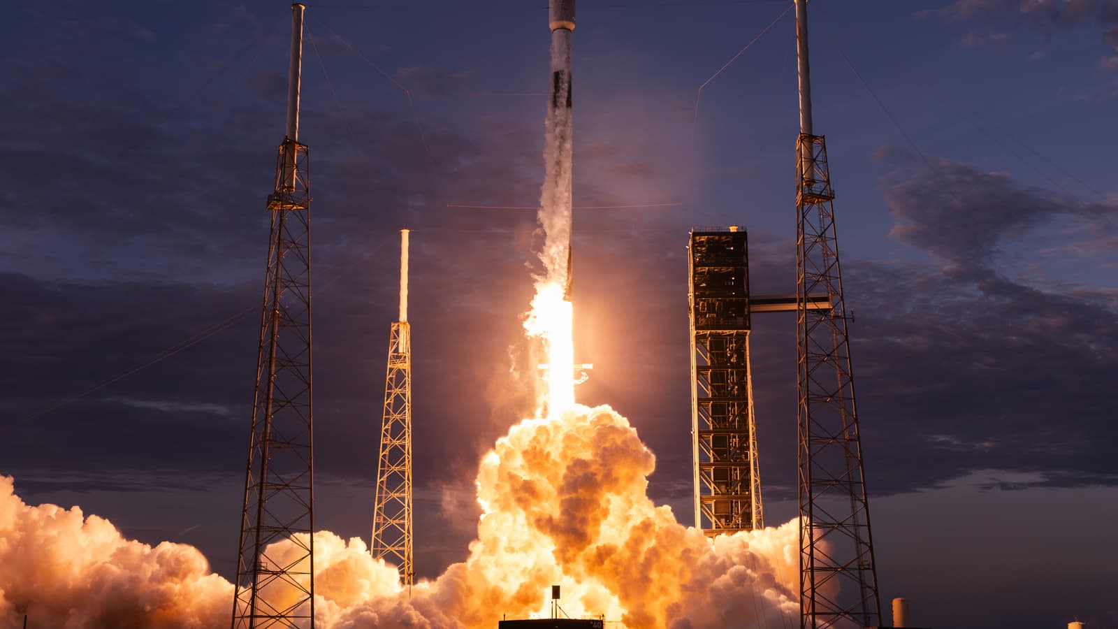 Не только 29 спутников, но еще и две многоразовые капсулы: ракета SpaceX Falcon 9 выполнила две важные миссии за раз