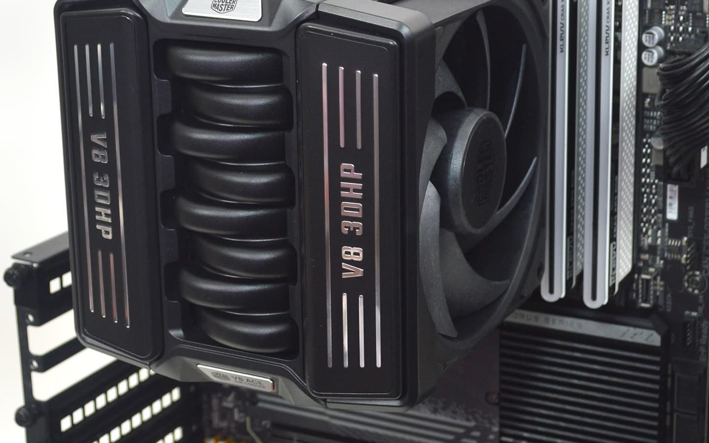 Когда V8 не в машине, а в компьютере. Cooler Master представила процессорный кулер V8 ACE 3DHP