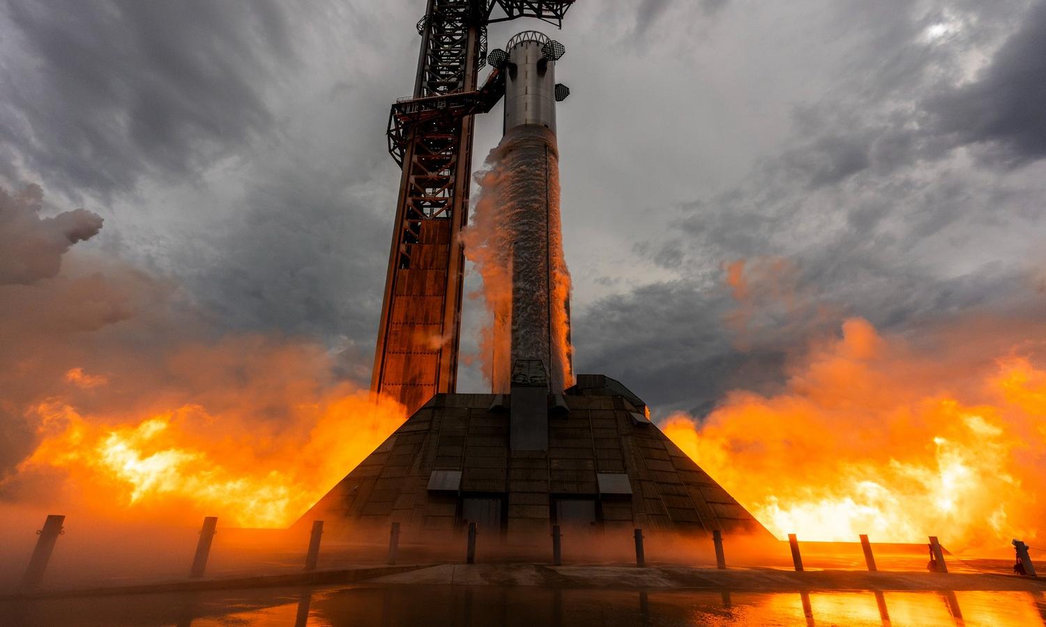 До взлёта Starship V3 остаются считанные дни: появились эффектные фото и видео прожига Super Heavy V3