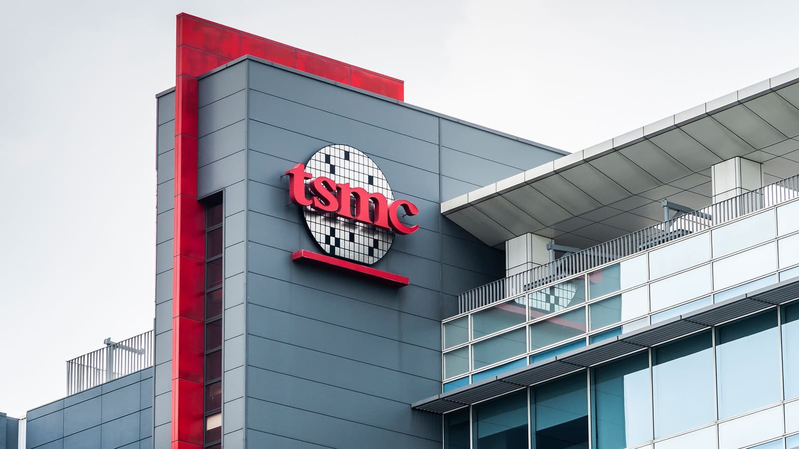 Выручка TSMC выросла почти на 68% за год: спрос на ИИ-чипы остаётся выше предложения