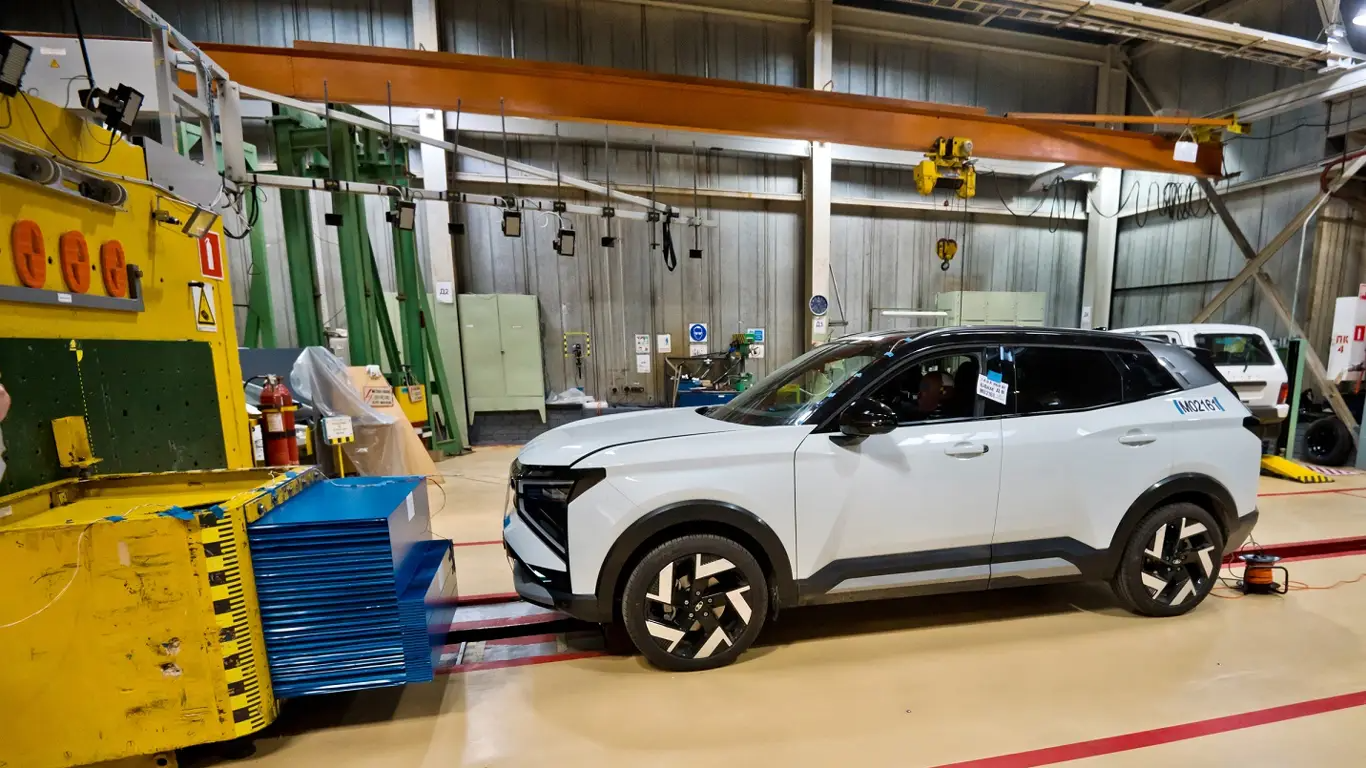 Новейший российский кроссовер Lada Azimut разбили в краш-тестах: АвтоВАЗ впервые применил надувные шторки безопасности