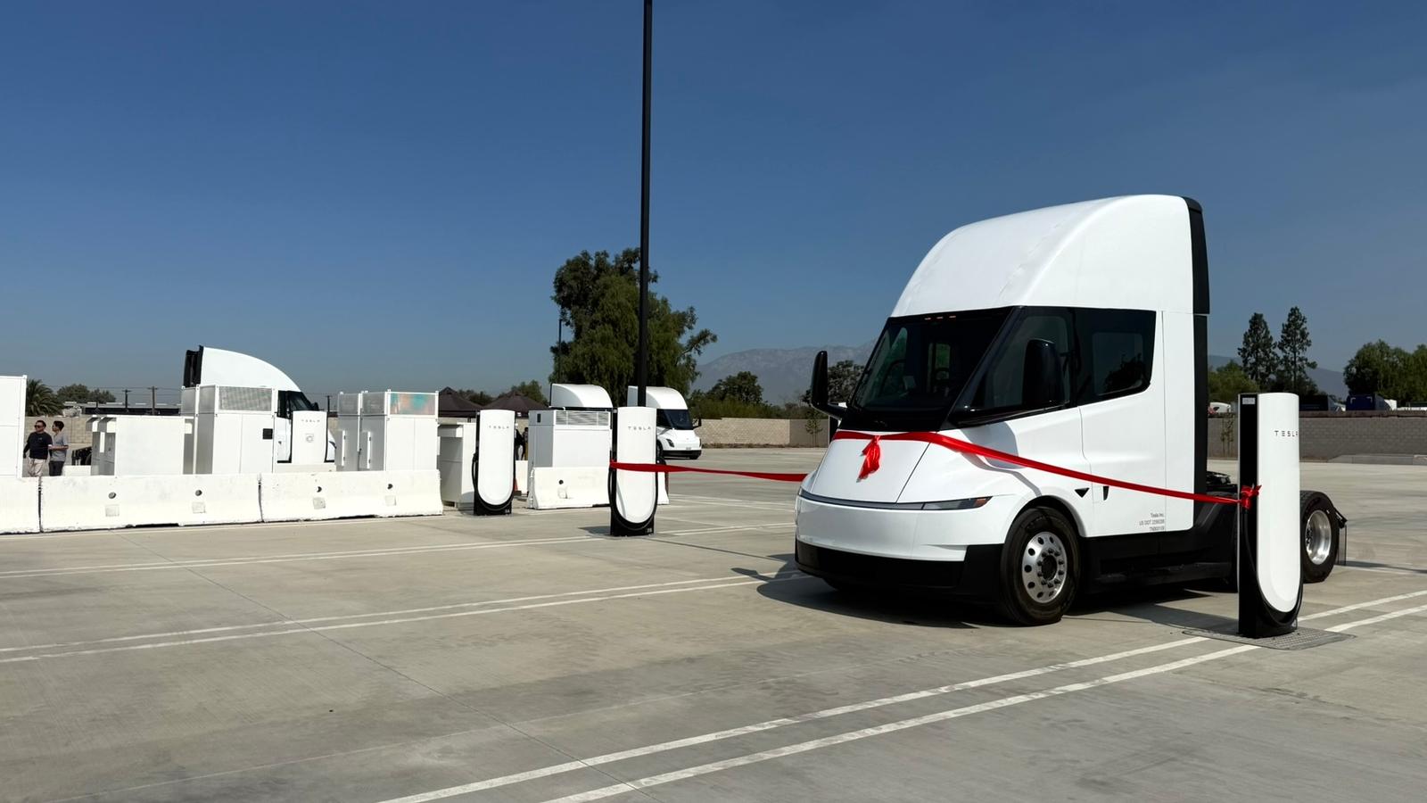 1200 кВт на один автомобиль. Запущена первая в мире станция Tesla Megacharger