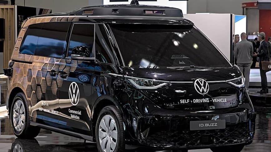 Volkswagen запустила собственные беспилотные шаттлы: жители Гамбурга уже могут ездить на ID Buzz без водителя