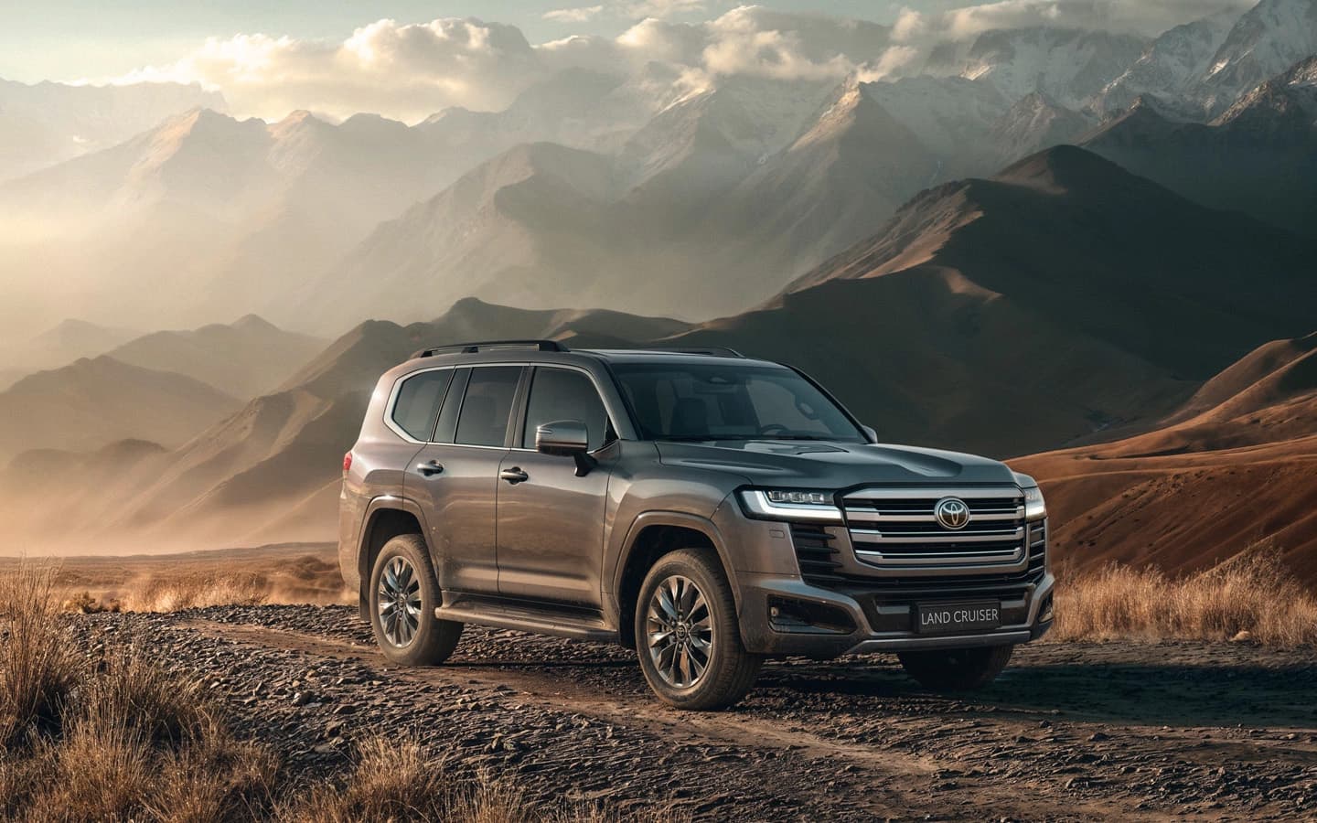 В России начали продавать самый мощный Land Cruiser 300 — это гибрид с 3,4-литровым мотором, 10-ступенчтым «автоматом» и мощностью 457 л.с.
