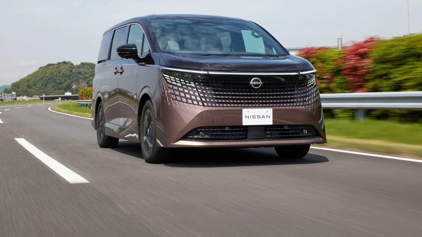 Прощай, Toyota Alphard? Представлен совершенно новый Nissan Elgrand: гибридная система, полный привод, адаптивная подвеска и особо комфортный салон