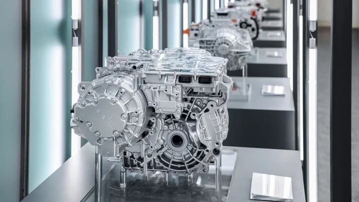 Первый в мире электропривод 16-в-1 Geely Thunder с рекордным КПД 93,8% — уже в реальном автомобиле дешевле $30 000. Им стал Geely Galaxy TT Ultra