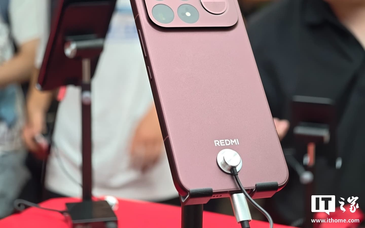 Redmi K100 Pro Max оснащен аккумулятором емкостью 9070 мАч и работает на 40% дольше предыдущего флагмана