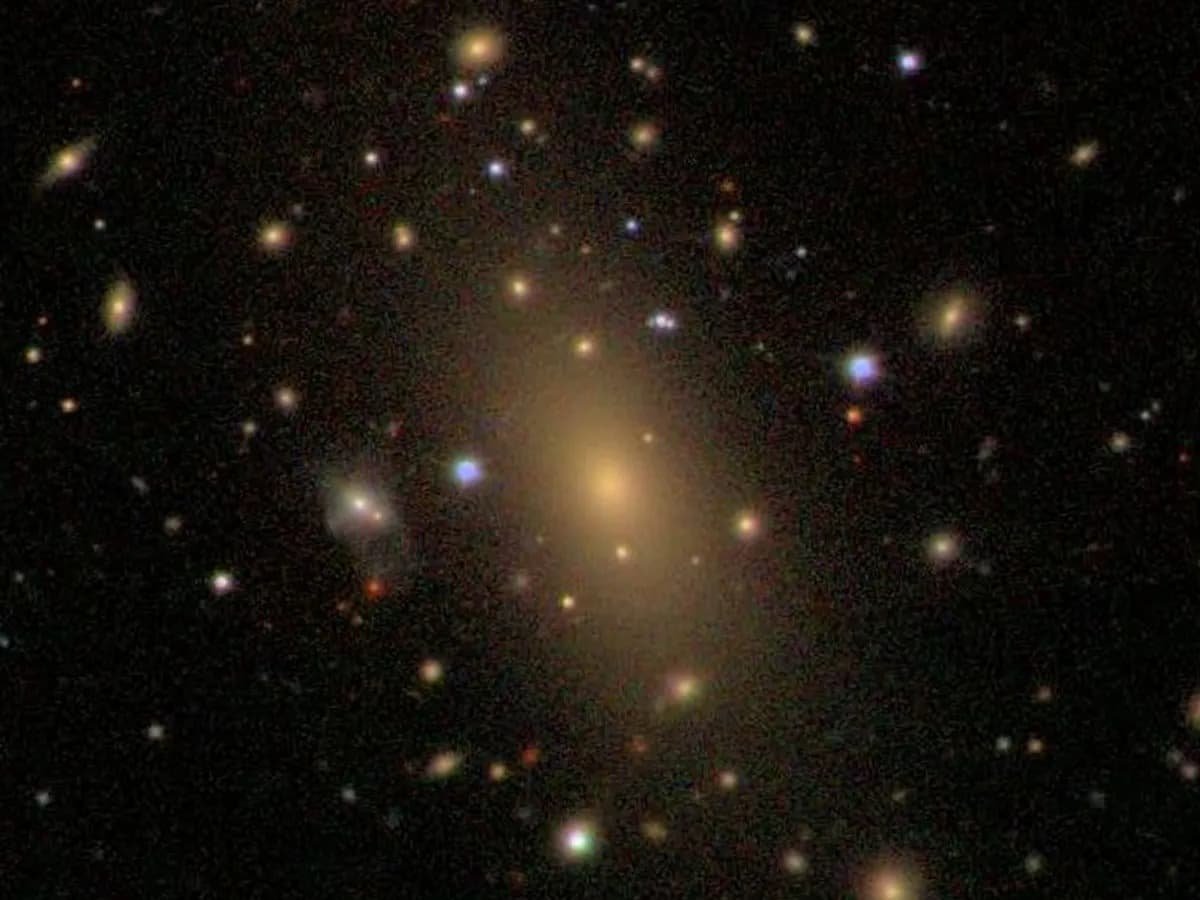 Крупнейшая галактика Вселенной оказалась ещё больше: IC 1101 продолжает расти