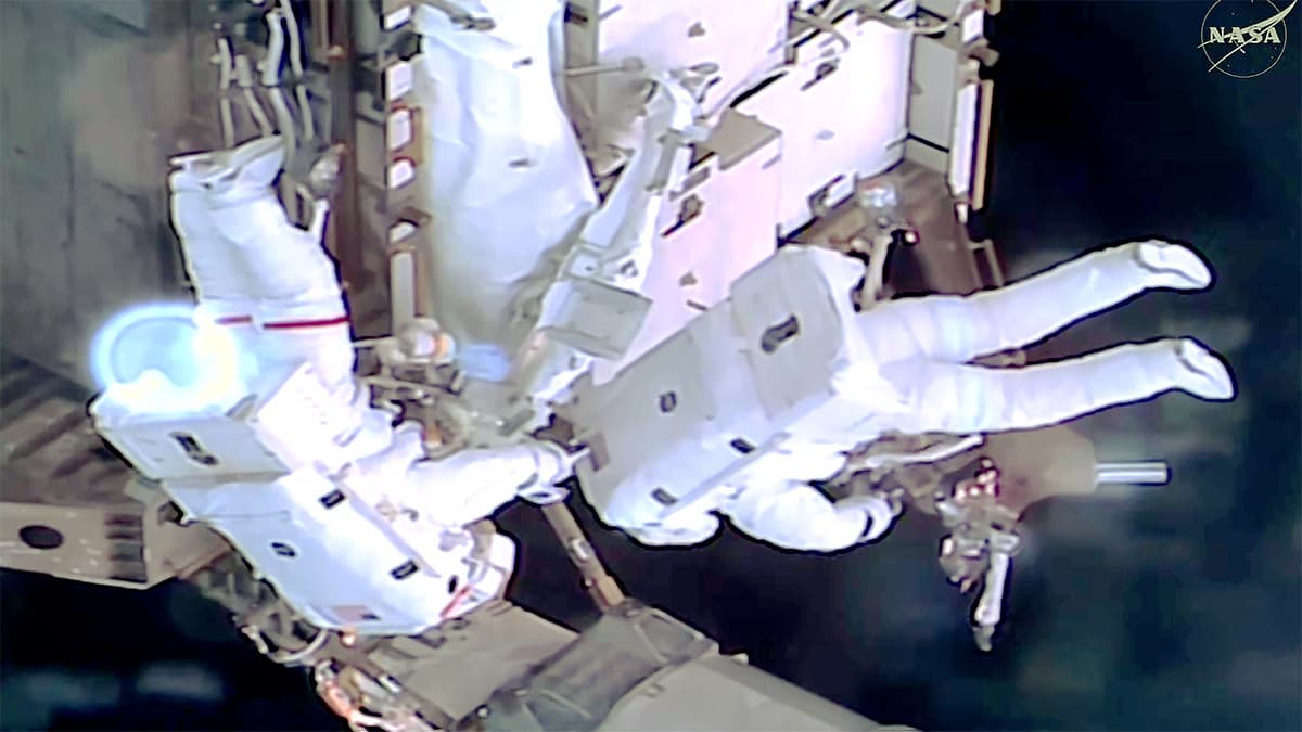 Астронавты NASA выполнили выход в открытый космос для модификации энергосистемы МКС