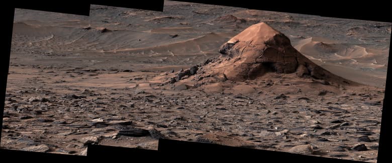 Curiosity передал снимки необычного «острова» на Марсе: останец высотой 6 м пережил миллионы лет эрозии