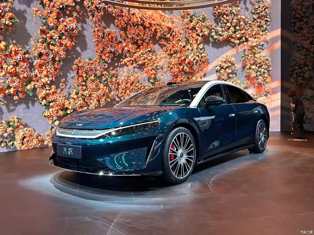 Такой же большой, как Mercedes-Benz S-класса, только в четыре раза дешевле, с полным приводом, 775 л.с. и запасом хода 1000 км. Представлен флагманский BYD Dahan