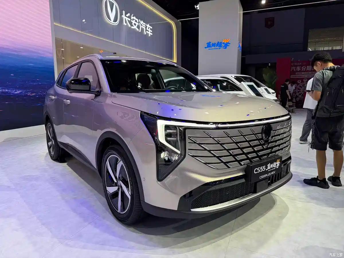 Changan представила кроссовер за 80 тыс. юаней (1 млн рублей) с мощностью 245 л.с., расходом 3,89 л/100 км и запасом хода 1500 км