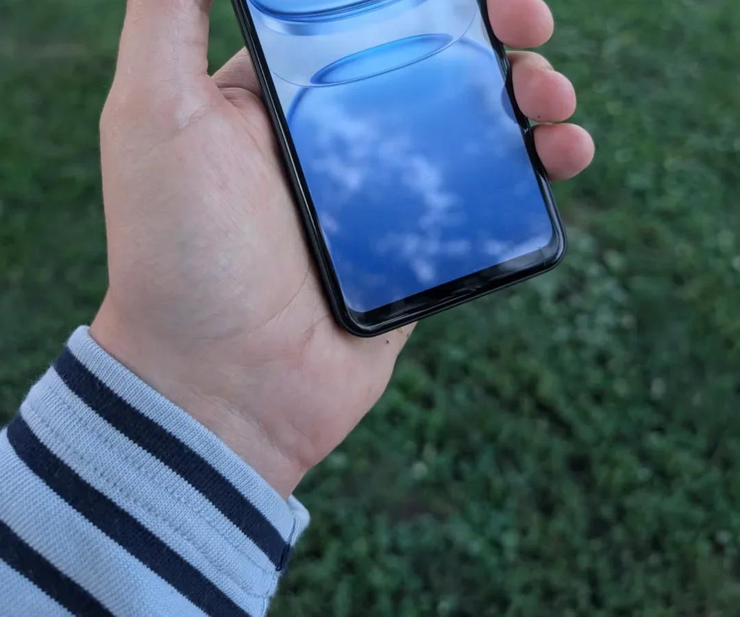 Экран 5,3 дюйма, съемная батарея 3500-4000 мАч, камера Sony и Android 17. Компактный Enough Phone рассекречен
