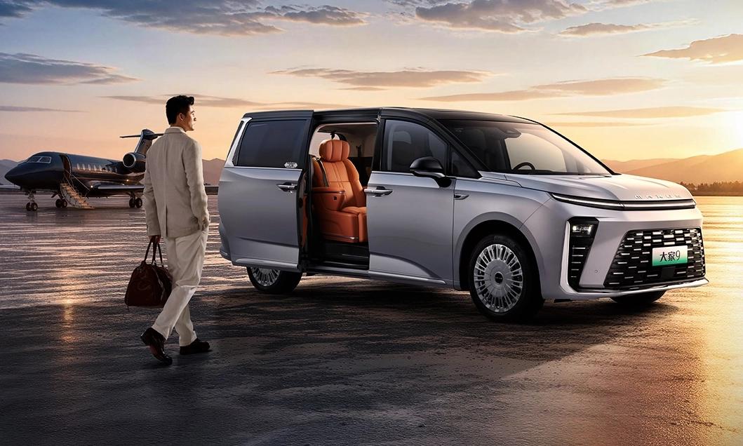 Одноклассник Toyota Alphard с акцентом на комфорте пассажиров и заменой батареи за 90 секунд. Представлен минивэн SAIC Maxus 9 2027