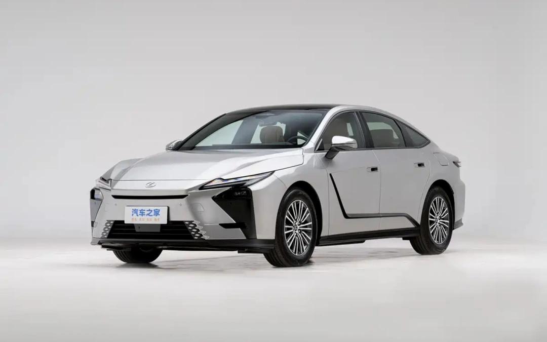Совершенно новый Lexus ES начали продавать в России — от 7,9 млн рублей
