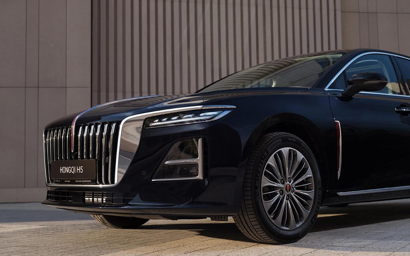 Замена BMW 5 серии и Mercedes-Benz E-класса. В России представлен обновленный Hongqi H5: 218 л.с., 8-ступенчатый «автомат» — за 4,48 млн рублей