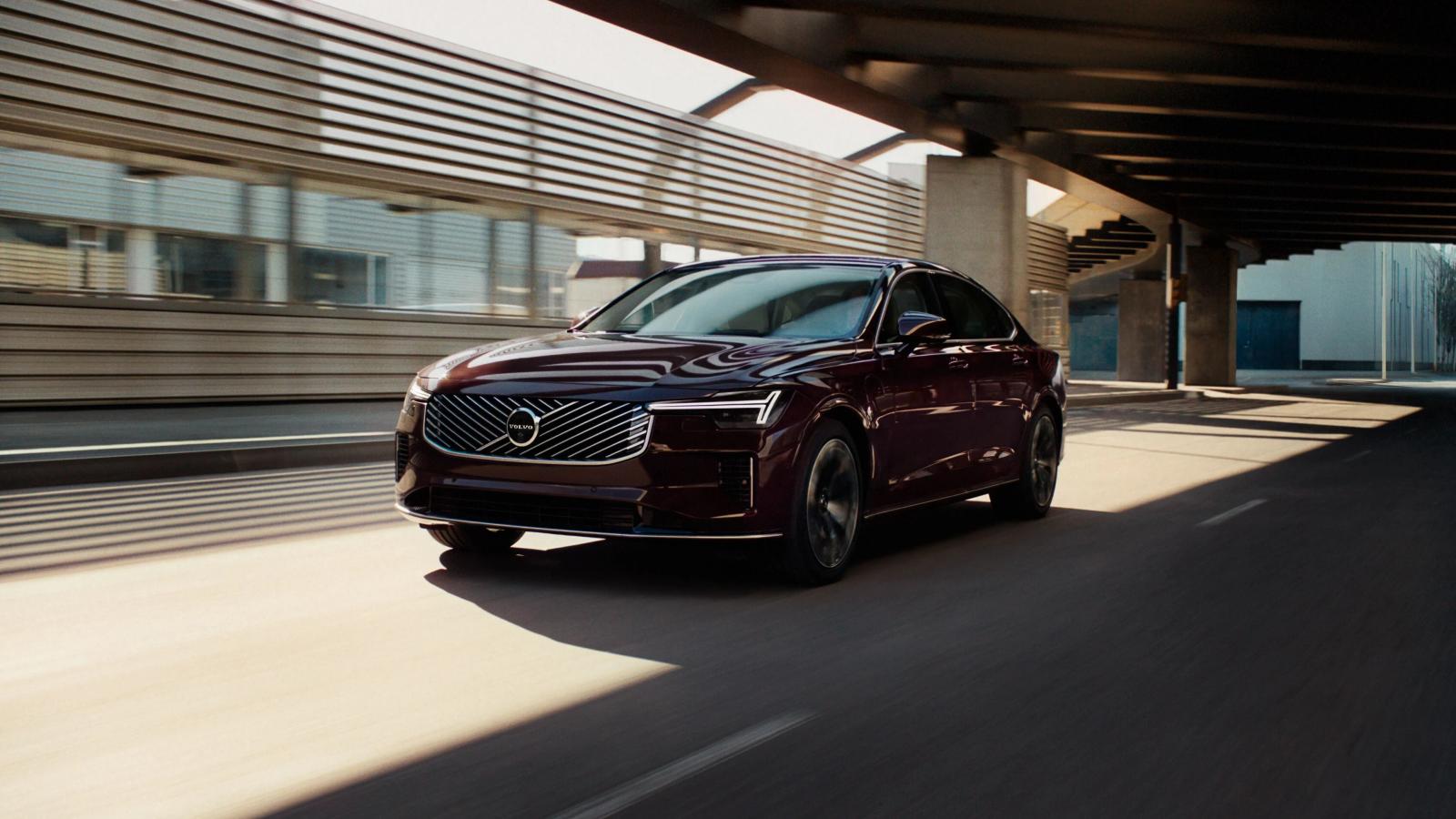 Volvo S90 отдают в Китае за полцены: флагманский седан можно купить за 220 тыс. юаней (2,8 млн рублей)