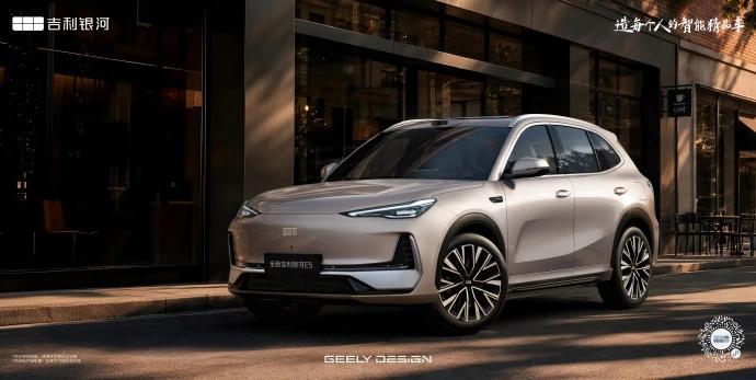 Это новый Geely EX5. Популярный кроссовер получил новую батарею, сверхбыструю зарядку и мотор мощностью 333 л.с.