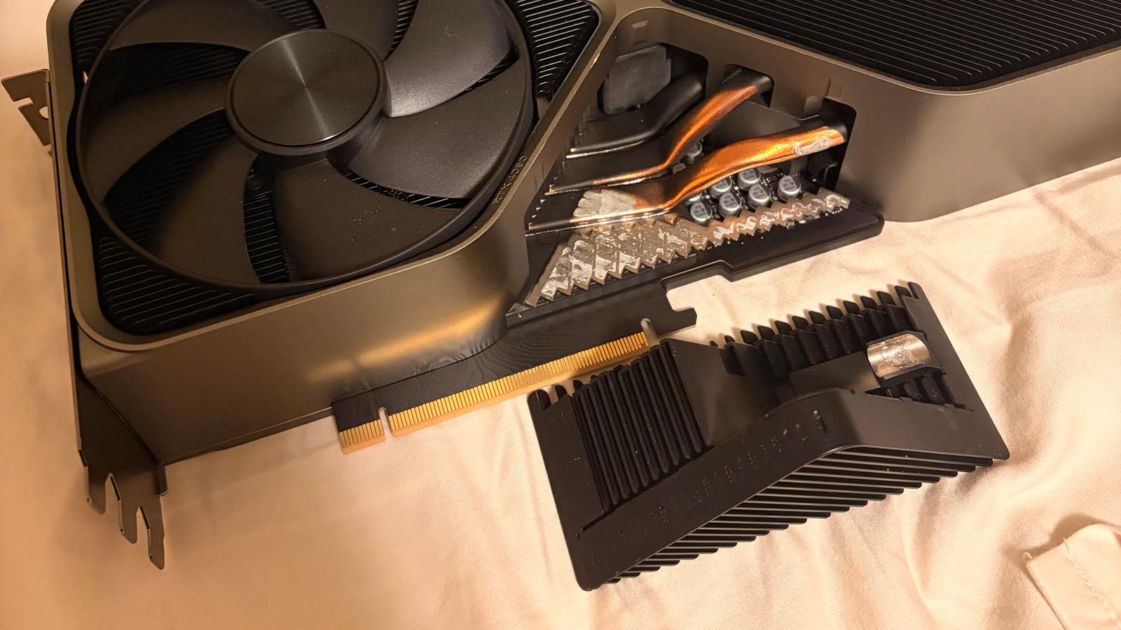 Новая функция GeForce RTX 4090 — саморазборка: у видеокарты GeForce RTX 4090 Founders Edition отвалился кусок радиатора почти сразу после того, как закончилась гарантия