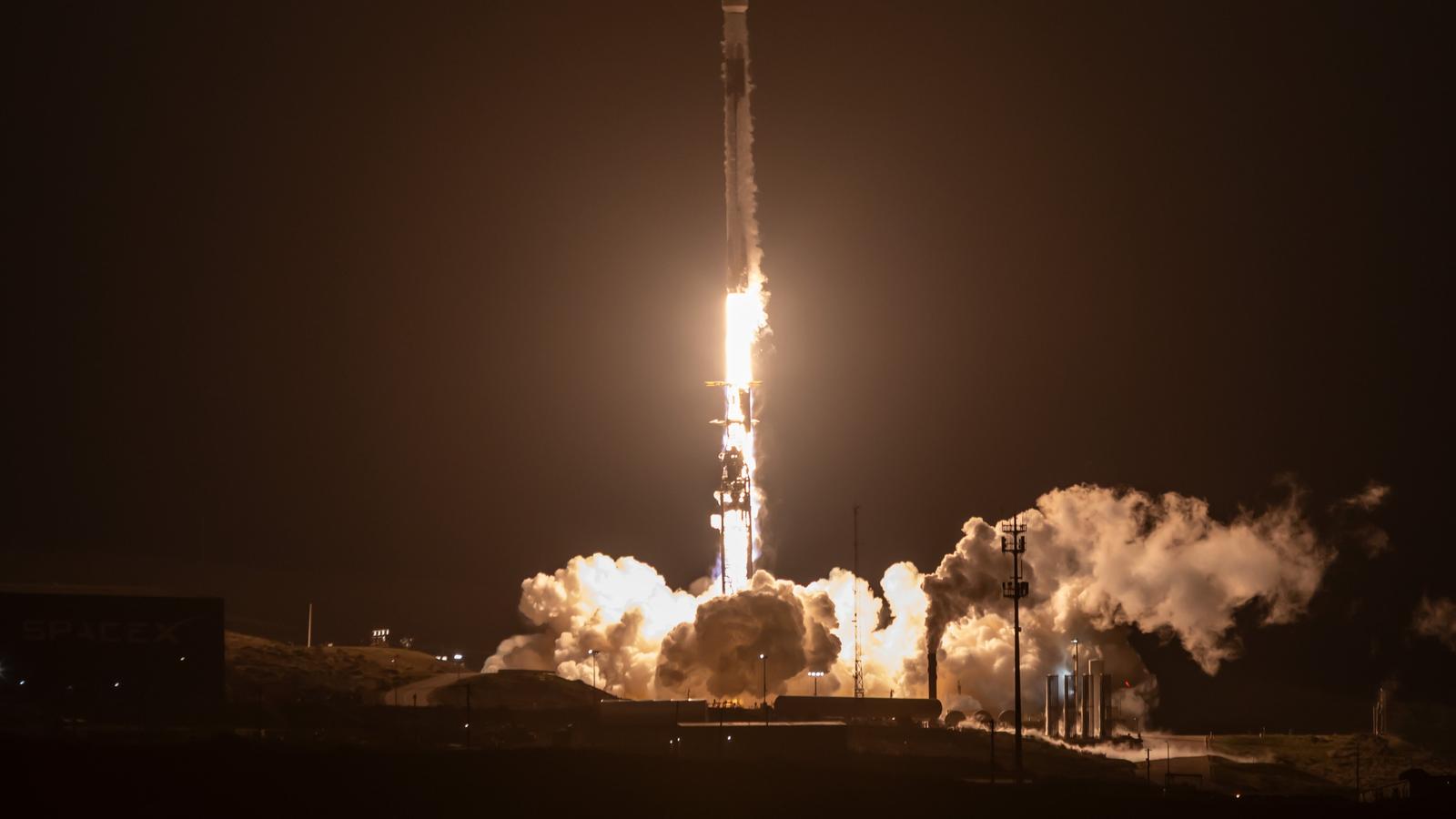 После нескольких переносов SpaceX запустила ракету с новыми спутниками связи
