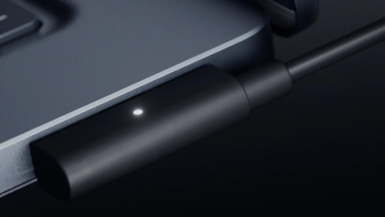 Microsoft ответила Apple магнитным USB-C: порт сам защёлкивает кабель и остаётся обычной зарядкой