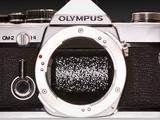 Зачем японские инженеры нанесли шахматный узор на шторку фотоаппарата Olympus OM-2