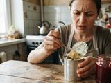 Почему сгущенка засахаривается, а варенье — нет: физика на кухне