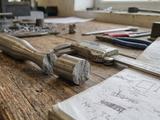Почему стекло разбивается легко, а сталь рвётся с трудом: миллионная разница, которую не видно в таблицах
