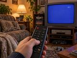 Зачем на старых пультах телевизоров была кнопка AV/TV и почему она почти исчезла