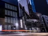 Фасад самого большого в мире магазина Samsung освещают смартфоны Samsung Galaxy