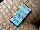 Подбородки в безрамочных смартфонах. Huawei первой объяснила, для чего они нужны