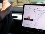 Tesla сделала некоторые функции автопилота бесплатными для всех владельцев ее электромобилей