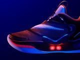 Новые кроссовки Nike сами шнуруются и управляются со смартфона
