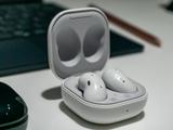 Интереснее AirPods Pro и с активным шумоподавлением. Представлены полностью беспроводные наушники Samsung Galaxy Buds Live