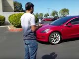 Женщина догнала и задержала Tesla Model 3, который сам двигался к владельцу