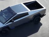 Это новый Tesla Cybertruck: электропикап с огромным дворником сильно беспокоит Илона Маска