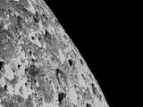 Космический корабль Orion прислал фотографии Луны с очень близкого расстояния