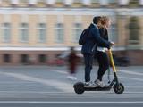 В России хотят запретить электросамокаты детям до 18 лет, выдать устройствам номера и признать их источниками повышенной опасности