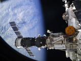 Роскосмос громко заявил об уходе с МКС. А по факту остаётся в проекте как минимум до 2028 года