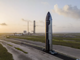 Фото: SpaceX выкатила прототип Starship на стартовую площадку перед первым орбитальным полётом