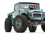 Представлен совершенно дикий Toyota Land Cruiser FJ45. Он получил огромные метровые шины, 700-сильный мотор от болида NASCAR и гусеницу
