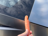 Tesla Cybertruck не заботится о пальцах — крышка багажника отрубила кусок моркови и сильно прищемила пальцы пользователя