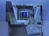 Gigabyte совершила «переворот» в индустрии. Представлена Z Aorus Tachyon ICE, у которой сокет повернут на 90 градусов, а вместо слотов для памяти — разъемы M.2