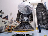 Космический корабль Europa Clipper разместили внутри ракеты SpaceX Falcon Heavy перед запуском важной миссии