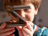 Нет, это не очередной складной смартфон. Представлен первый в мире портативный проектор в уникальном корпусе раскладушки Aurzen Zip
