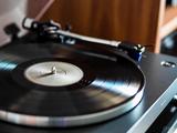 «Мелодия» возобновила производство виниловых пластинок: Disco Alliance и «Аутогенная тренировка для лиц, злоупотребляющих алкоголем» вошли в первую партию