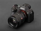 Популярная камера для видеографов стала ещё лучше. Представлена Sony A7 V: 33-мегапиксельная матрица, мощный процессор Bionz XR2, ИИ и улучшенная стабилизация