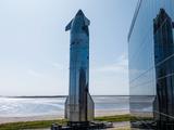 «Starship прибыл на Starbase». SpaceX показала ракету Starship на фото и опубликовала ссылку на трансляцию