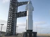 Часть гигантского корабля нового поколения Starship V3 впервые попала на фото. Появились кадры строительства второго стартового стола на площадке SpaceX Starbase